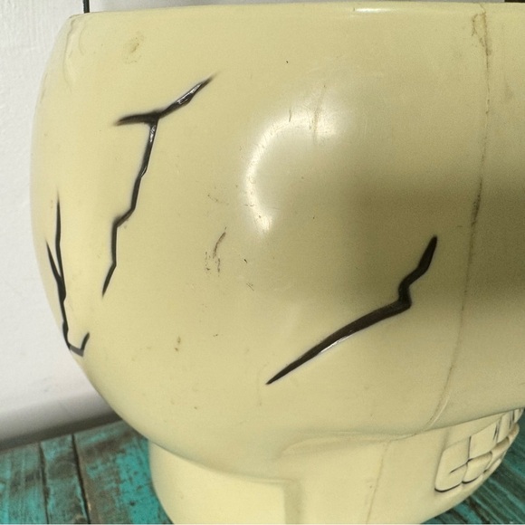 Vintage 1998 Skeleton Skull Halloween Bucket Décor Flashlight Eyes - Picture 7 of 14